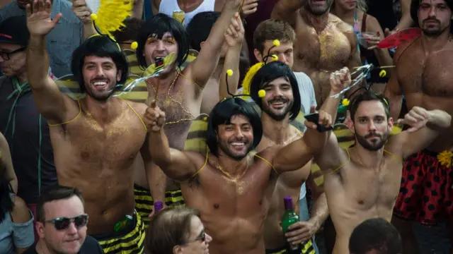 Homens se divertem no Carnaval