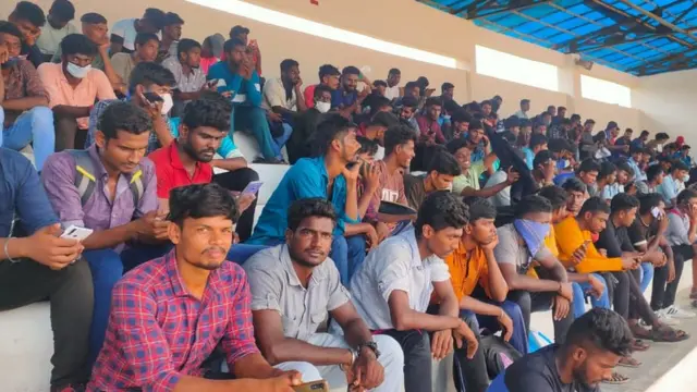 மைதானத்தில் வைக்கப்பட்ட போராட்டக்காரர்கள்