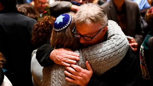 Aparte de la raza o la etnicidad, los crímenes de odio más numerosos están relacionados con la religión (especialmente incidentes anti-judíos) y la orientación sexual.