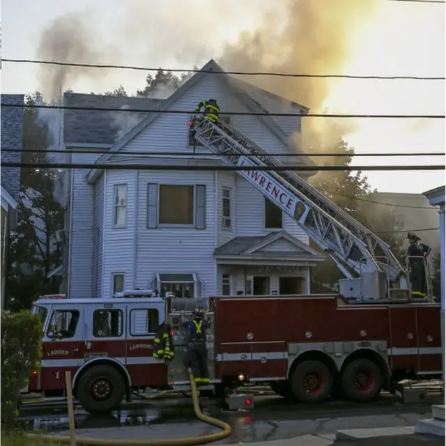 Vatrogasci gase vatru na kući