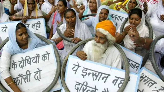Relatives of Indian Sikhs killed in rioting in October 1984