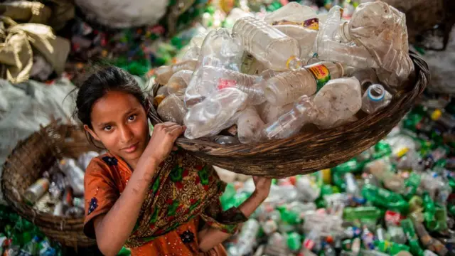 Qiz va kolbasa ortasidagi jinsiy aloqa