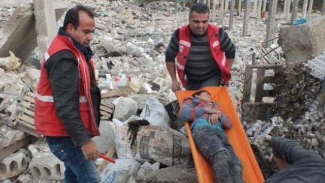 فريق الهلال الأحمر الكردي ينقذ ضحايا القصف التركي على عفرين