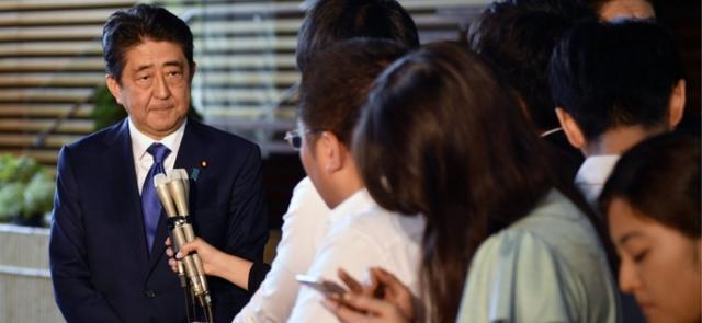 日本首相安倍晋三在东京受访