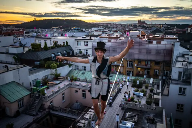 চেক প্রজাতন্ত্রের রাজধানী প্রাগে দড়ির ওপর কসরত দেখাচ্ছেন একজন অ্যাক্রোব্যাট। শহরের প্রধান ভবনগুলোর ছাদের ওপর থেকে অ্যাক্রোব্যট, অভিনেতা, নাচিয়ে এবং পিয়ানোবাদকরা নানা ধরনের অনুষ্ঠান পরিবেশন করেন।