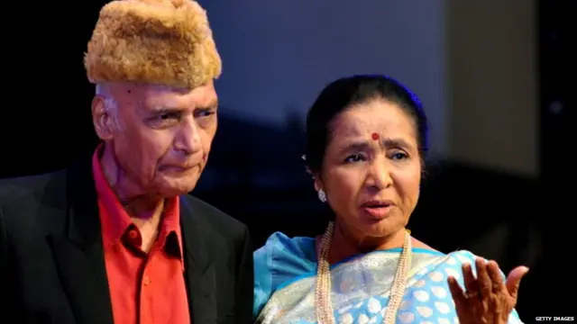 sha Bhosle (R) gestures as she stands with Hindi film music composer and director Khayyam at The 25 Master Deenanath Mangeshkar Awards in Mumbai late April 25, 2014.