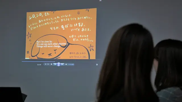 Mujeres viendo un video en el taller de llanto