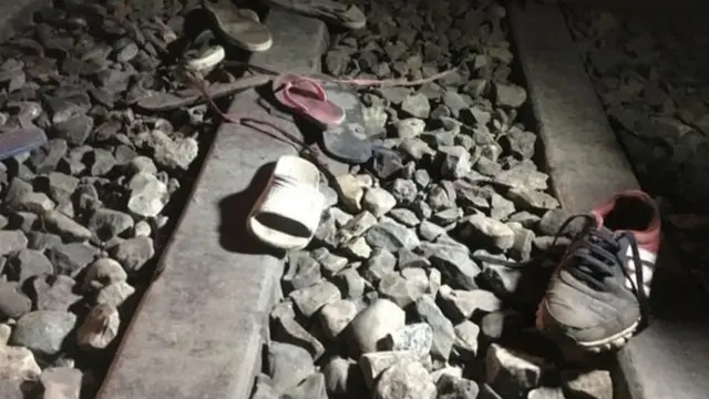 রেললাইন জুড়ে পড়ে থাকতে দেখা গেছে শত শত চটি - জুতো আর রক্তের দাগ।