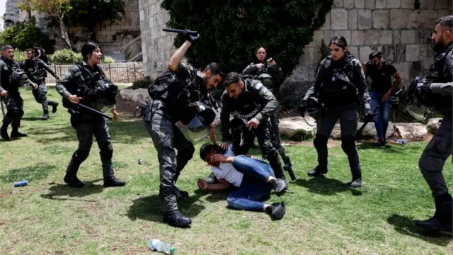 القوات الإسرائيلية تعتدي على أحد الشبان الفلسطينييين قبل اغتقاله بالقرب من باب العامود في اقدس.