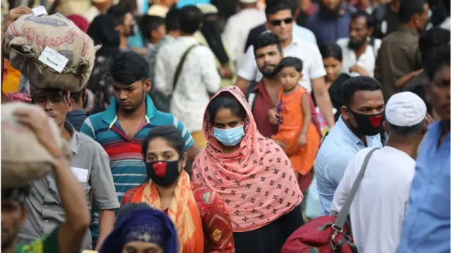 করোনাভাইরাস প্রতিরোধে সামাজিক দূরত্ব বজায় রাখা জরুরি হলেও অনেকে নিয়ম মানছেন না।
