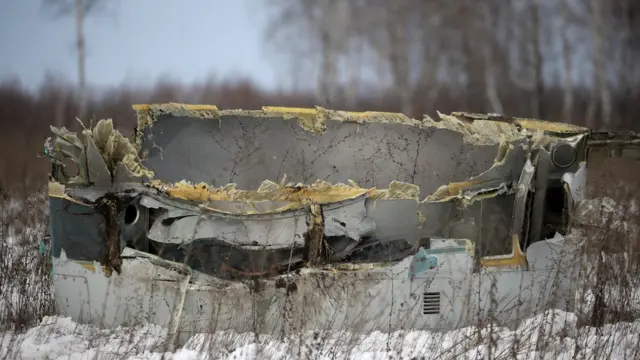 Ан-124 начал разрушаться еще в воздухе, его фрагменты нашли на земле, сообщили очевидцы
