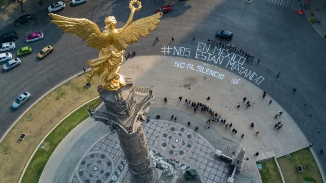 集会主催者たちは抗議のメッセージをドローンで撮影した