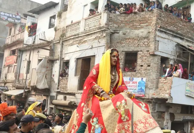 అహ్మదాబాద్లో హిజ్రా గురువుల భారీ ర్యాలీ