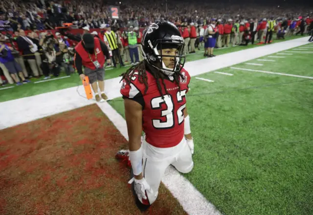 Jalen Collins, de los Atlanta Falcons, arrodillado en el suelo tras la derrota de su equipo.