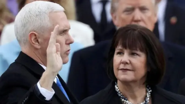 副总统彭斯宣誓就职