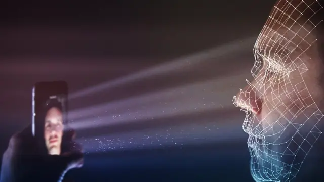 Un hombre haciendo reconocimiento facial con el celular.