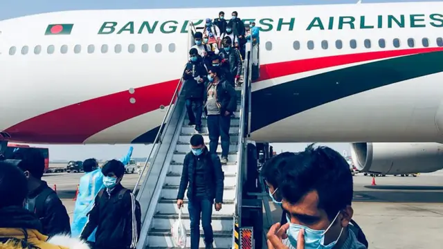 বিমান থেকে যাত্রীরা নামছেন