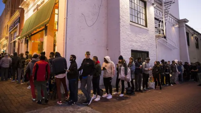 Personas haciendo fila para comprar el iPhone X en Washington.