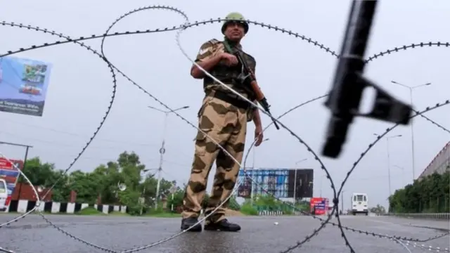 కశ్మీర్లో బలగాలు