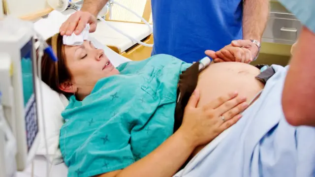 Mujer a punto de dar a luz