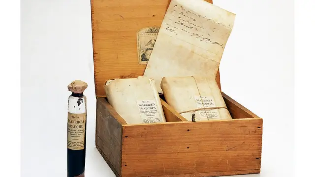 ১৮৪৯ থেকে ১৯০০ পর্যন্ত কলেরার চিকিৎসার জন্য ব্যবহৃত ওষুধের বাক্স।