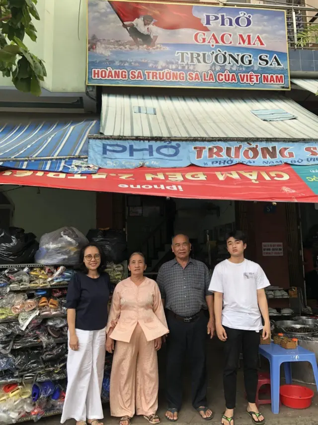 Gia đình cựu binh Gạc Ma Lê Văn Thoa trước quán Phở Gạc Ma Trường Sa