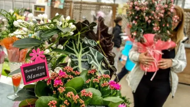 Mulher segura buquêroleta da googleflores