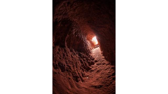 Узкий проход в скале ведет к выходу из подземной церкви