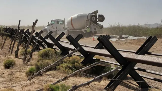 Cerca vehicular en la frontera entre EE.UU. y México
