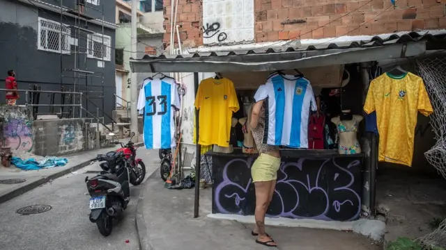 Blusas da seleção brasileira e argentina penduradascentral esporte apostapequeno comércio na favela