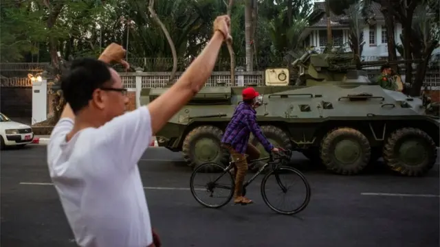 Un manifestante frente a un vehículo blindado en Rangún