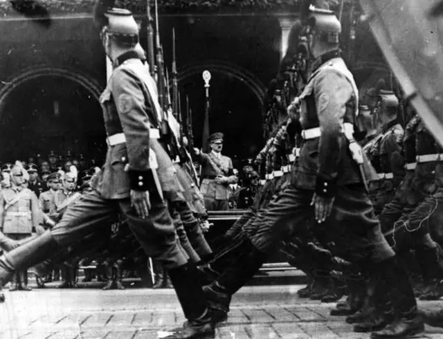 قدم محکم، سبک رژه سربازان آلمان نازی بود (۱۹۴۰)