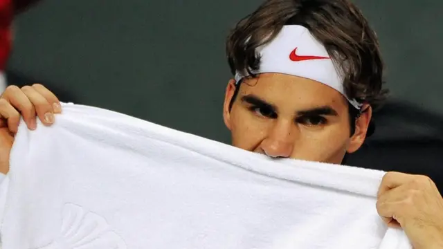 Roger Federer secándose la cara con una toalla