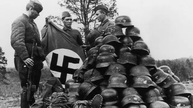 जर्मन सैनिकों पर हमले के बाद सोवियत सैनिक उनसे मिले सामानो की पड़ताल करते हुए