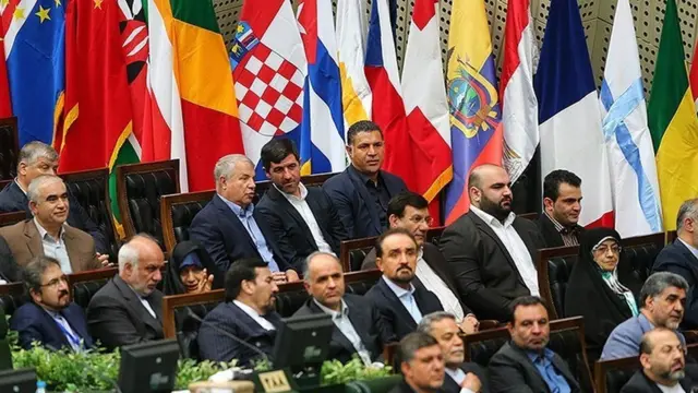 علی دایی (بالا راست) و در کنارش کریم باقری و علی پروین، هر سه از بزرگان باشگاه پرسپولیس در مراسم تحلیف حاضر بودند