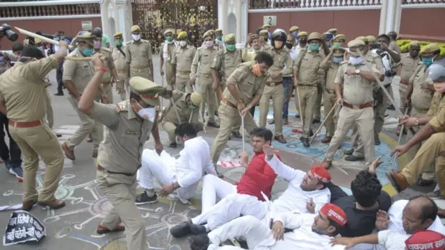 சாலை மறியலில் ஈடுபட முயன்ற சமாஜ்வாதி கட்சி தொண்டர்களை விரட்டும் காவல்துறையினர்