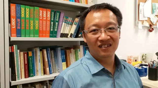 余永逸摄于澳门大学办公室内（BBC中文网图片18/9/2017）