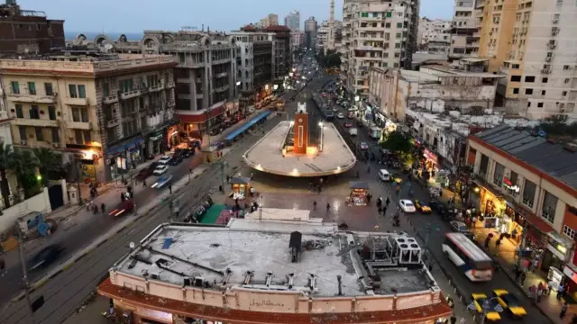 কায়রোর অনেক স্থানে হিজাব পরা নারীদের প্রবেশে বাধা দেয়া হচ্ছে বলে সামাজিক মাধ্যমে অনেক নারী অভিযোগ করেছেন