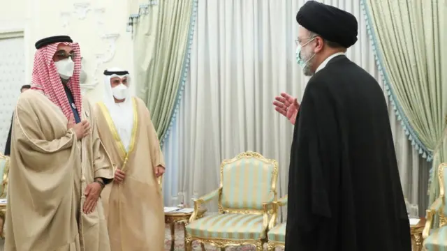 طحنون بن زايد، مستشار الأمن القومي الإمراني، أثناء لقاء الرئيس الإيراني