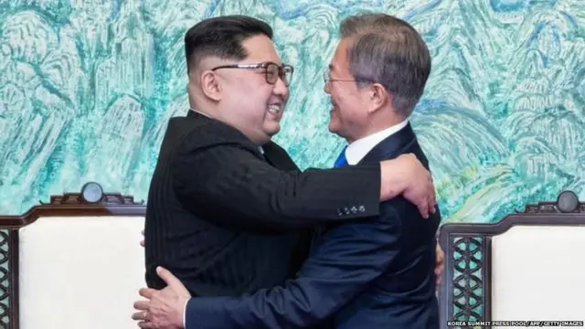 समझौते पर दस्तखत करने के बाद गले मिले किम जोंग-उन और मून जे-इन
