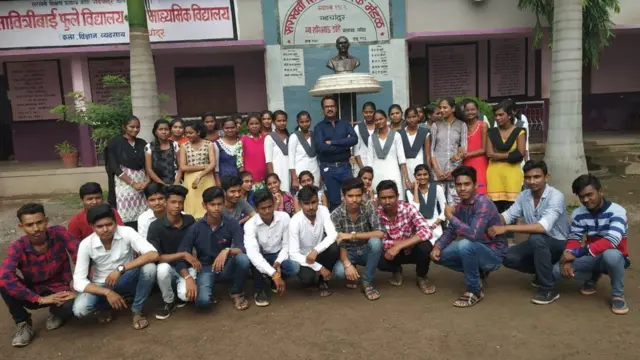 जहीर सैय्यद मध्यभागी