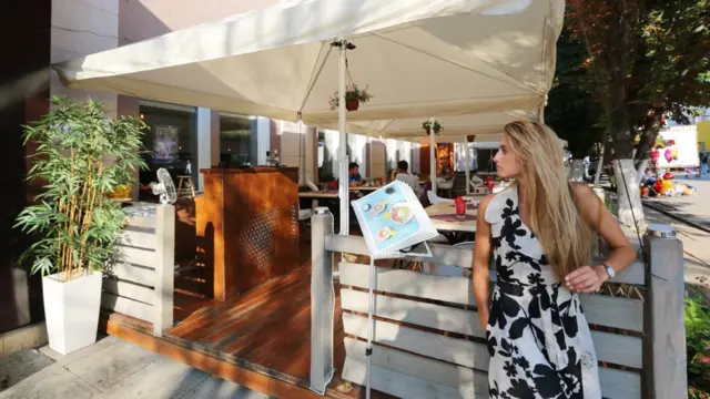 Соучредитель ресто-бара Look Ольга Медведева рядом с новой верандой заведения