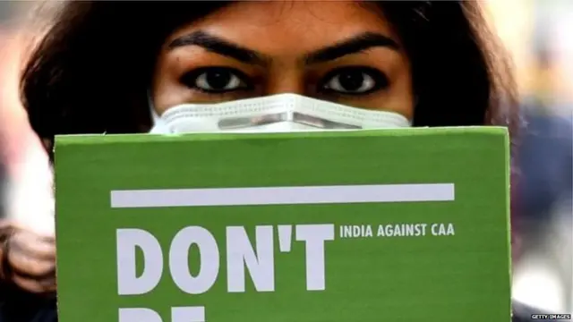 विरोध प्रदर्शन करती महिला