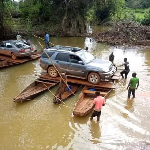 Des voitures transportées via des pirogues, vu l'état de la voie terrestre