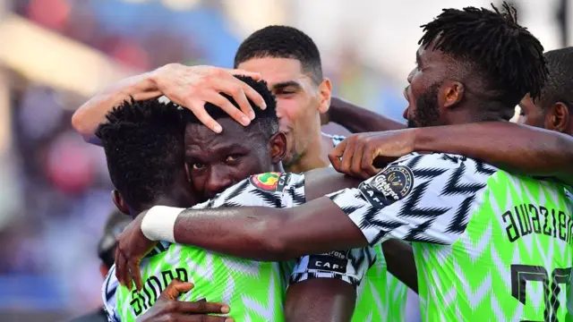 Awọn agbabọọlu Naijiria n yọ pẹlu ara wọn lori ọdan