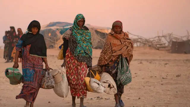 Des femmes allant chercher de l'eau au Niger