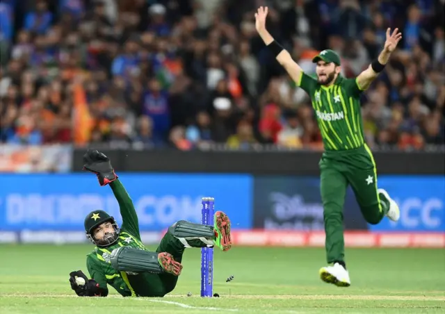 পাকিস্তানের মোহাম্মদ রিজওয়ান ভারতের দীনেশ কার্তিকের উইকেট নেবার পর - মেলবোর্নে টি টোয়েন্টি বিশ্বকাপে ভারত প্যাকিস্তান ম্যাচ