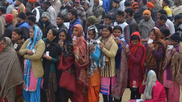 印度举行地区选举，民众排队投票