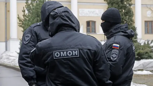 Полицейский спецназ во дворе музея Рериха в Москве