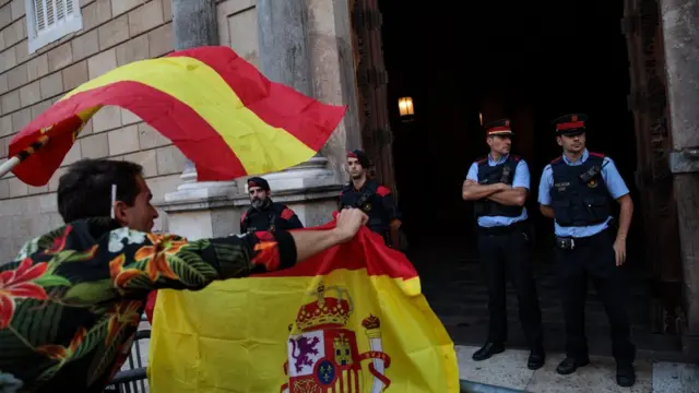 участник демонстрации и полицейские